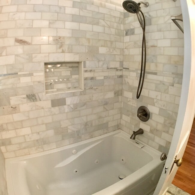 Building Photo - Updated 1BR/1BA 2-level TH in great location