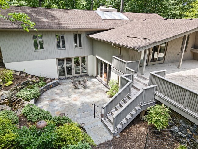 Building Photo - Mid Centurty Modern Home