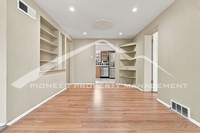 Building Photo - Stunning Home with Washer/Dryer and Gas Grill