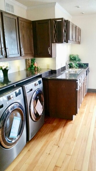 Building Photo - 224 N Dewey St