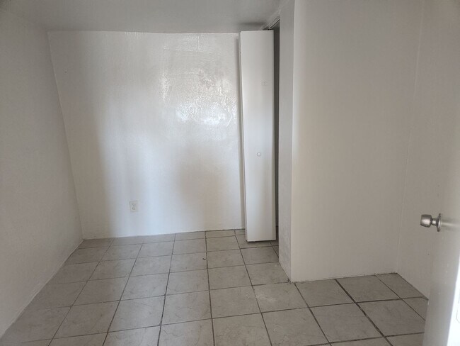 Building Photo - Downtown 3 bedroom
