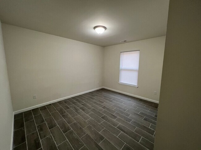 Building Photo - Home on 5 Acres