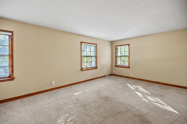 Building Photo - 1700 E Menlo Blvd