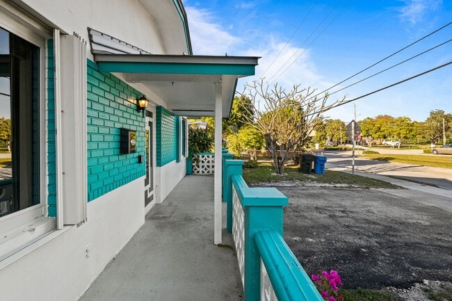 Building Photo - Comfortable Oakland Park Living - 3BR with Outdoor Space