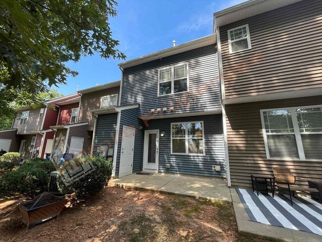 Building Photo - Great Location! 3 Story, 3 Bedrooms, 3.5 B...