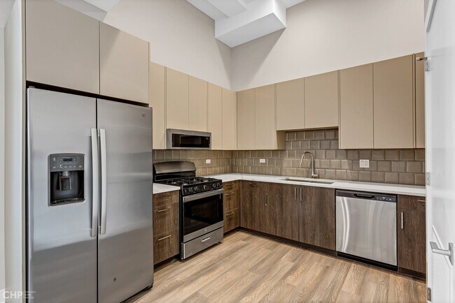 Building Photo - 2443 N Western Ave