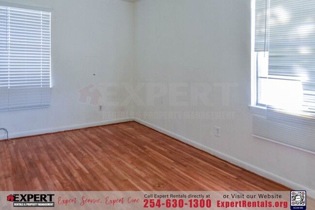 Building Photo - 3-Bedroom Home with  Hardwood Floors and S...