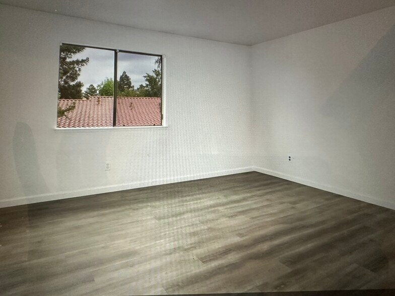 Building Photo - 2055 Sierra Rd