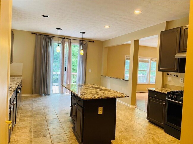 Building Photo - 3400 Palm Cir