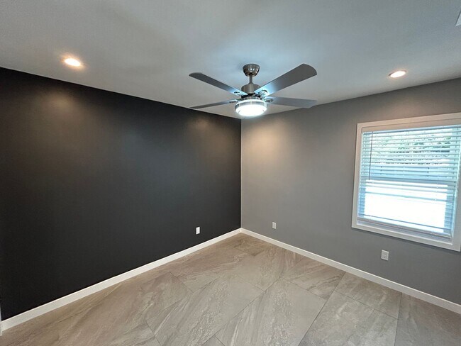 Building Photo - Newly Renovated 4 bed house! (Lease out, pending signatures. Check back in a few days!)