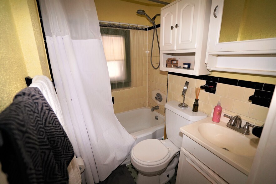 Building Photo - 1872 Commonwealth Ave