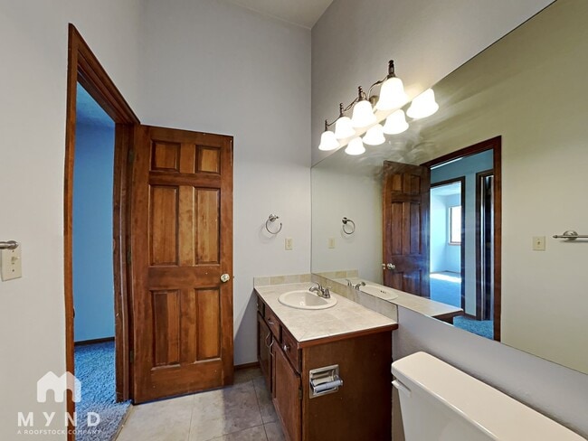 Building Photo - 2304 S Gray Dr