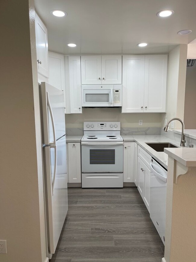 Building Photo - 3/2 Townhouse in Las Palmas UTC/La Jolla