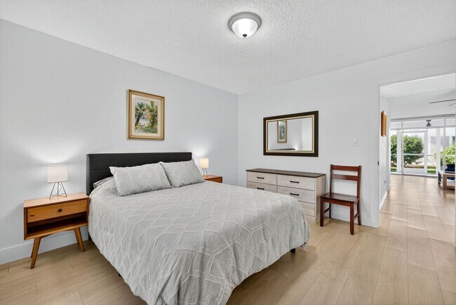 Building Photo - Your Waterfront Escape Awaits in Cape Coral