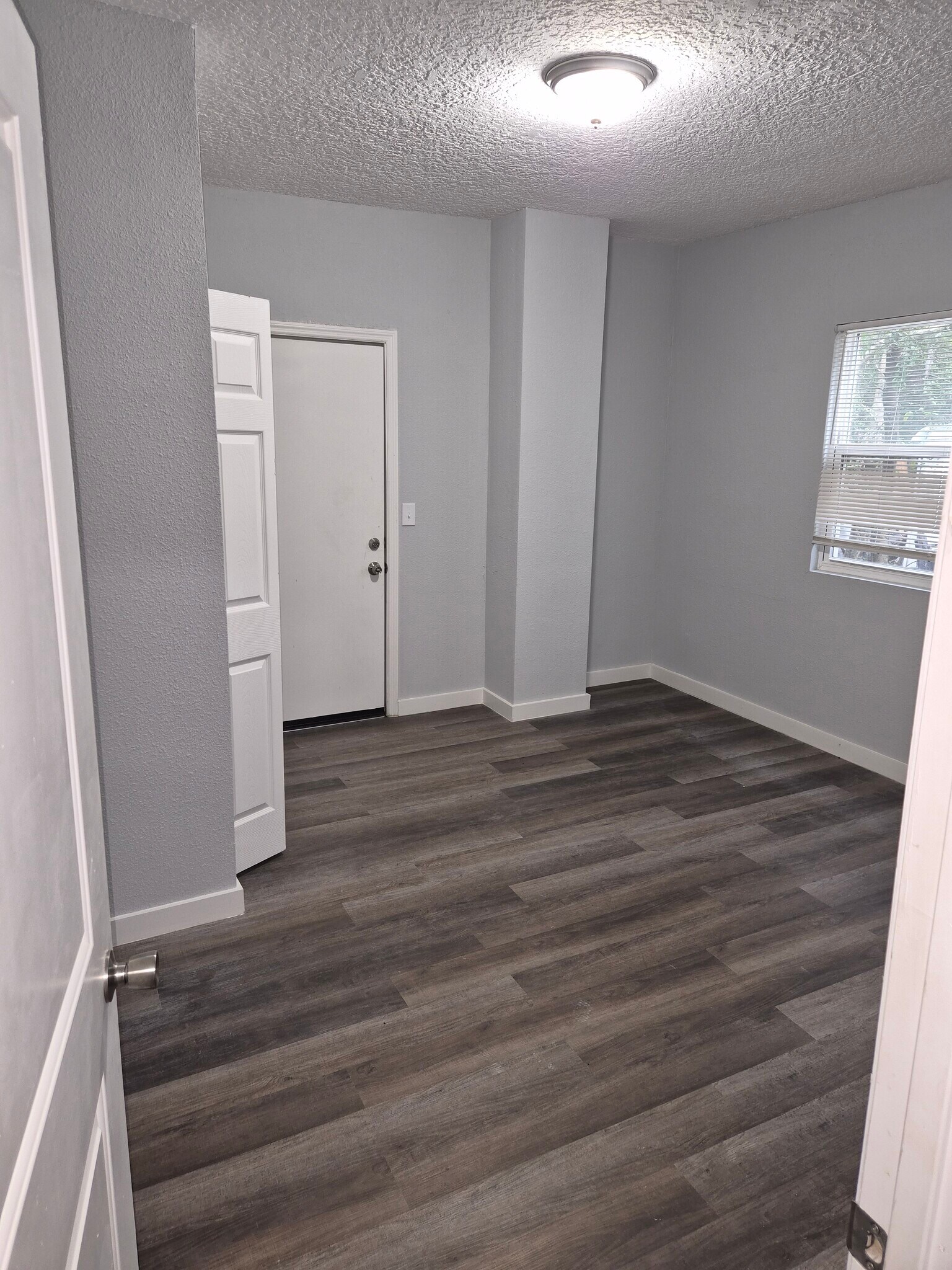 Building Photo - 211 E 17th St