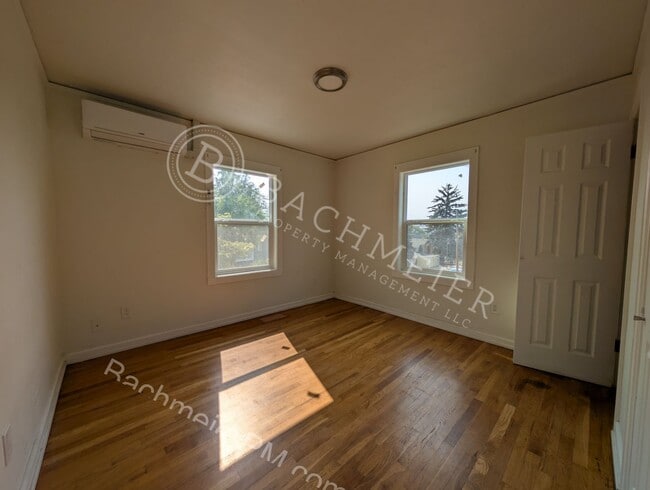 Building Photo - 900 NW Furnish Ave