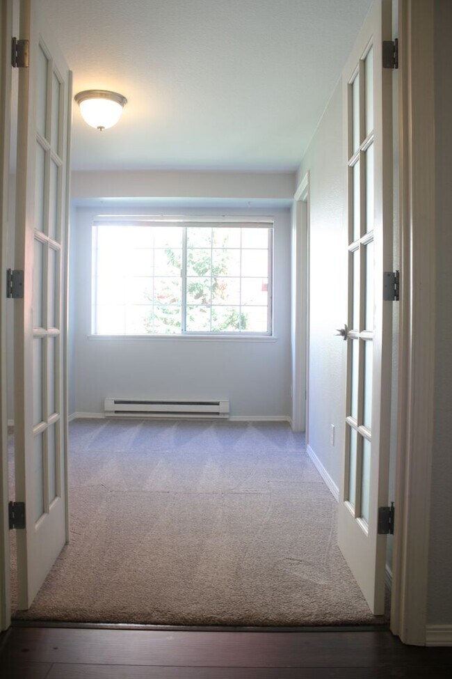 Building Photo - Top Floor 3 bdrm Mill Creek Country Club Condo Rental. Private back deck to nature reserve. Swim ...