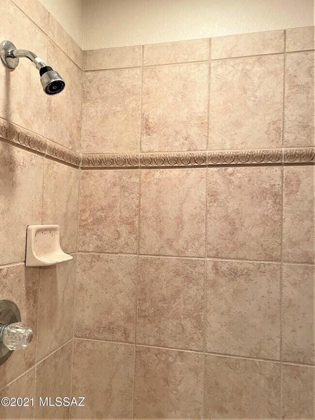 Building Photo - 6655 N Canyon Crest Dr