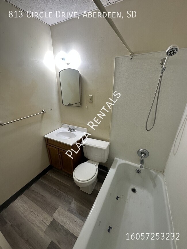 Building Photo - 19 7th Ave SE