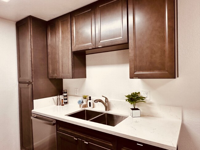 Building Photo - 4467 Valeta St