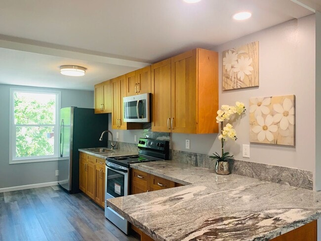 Building Photo - Spacious upstairs unit. Large Living area. Parking Available