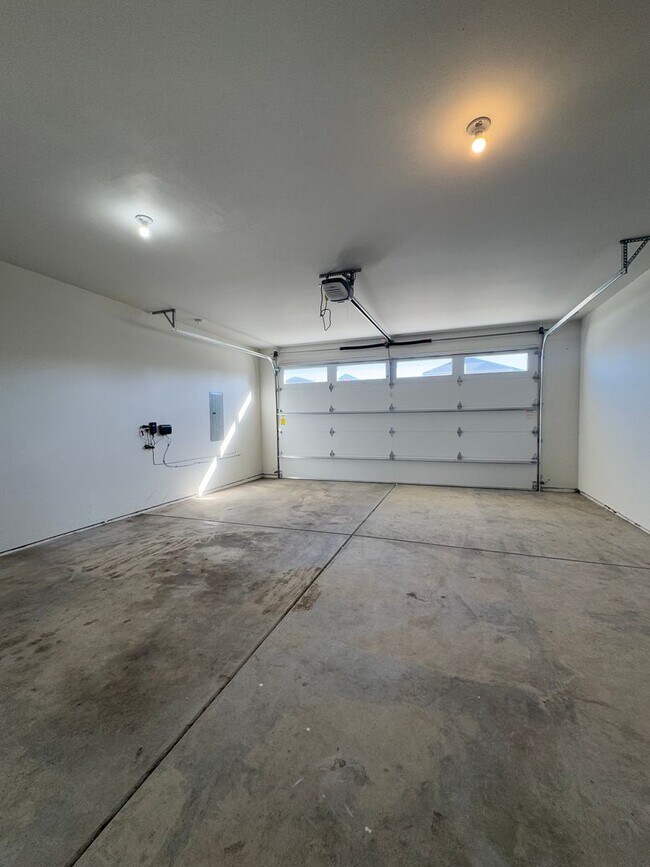 Building Photo - Peaceful Living Just Minutes from Town