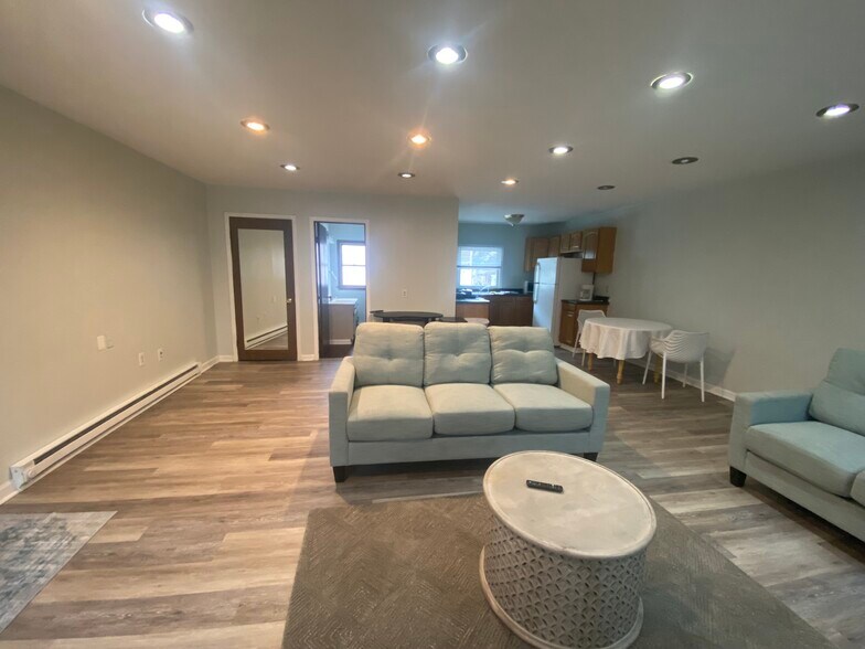 Building Photo - 340 W 26th St