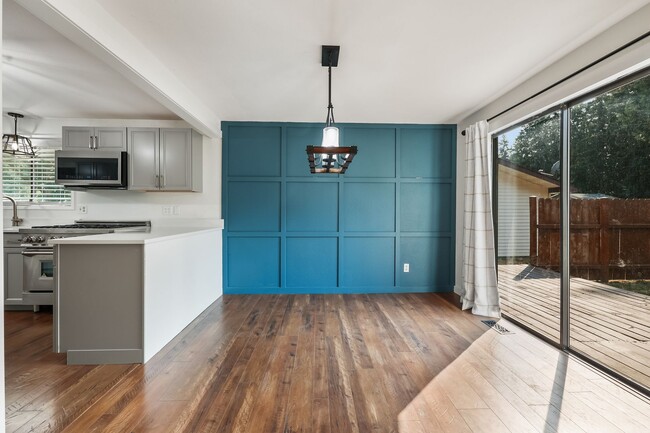 Building Photo - Home with private Long Lake community beac...