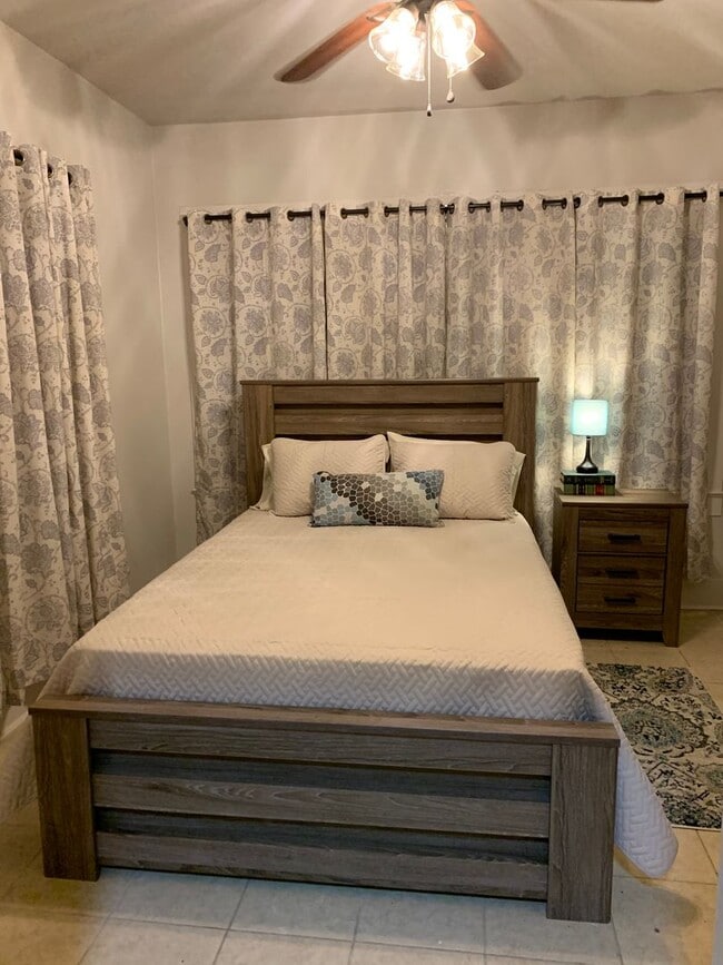 Building Photo - MOVE IN SPECIAL 3BR 2BA HOUSE Capital Heig...