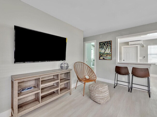 Building Photo - 318-320-320 Walnut St