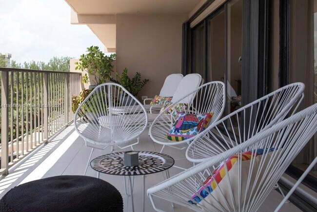 Building Photo - 1800 NE 114th St