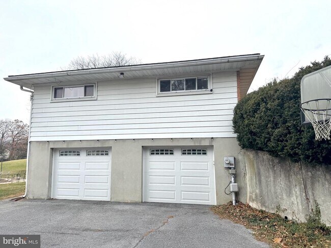 Building Photo - 911 Grings Hill Rd