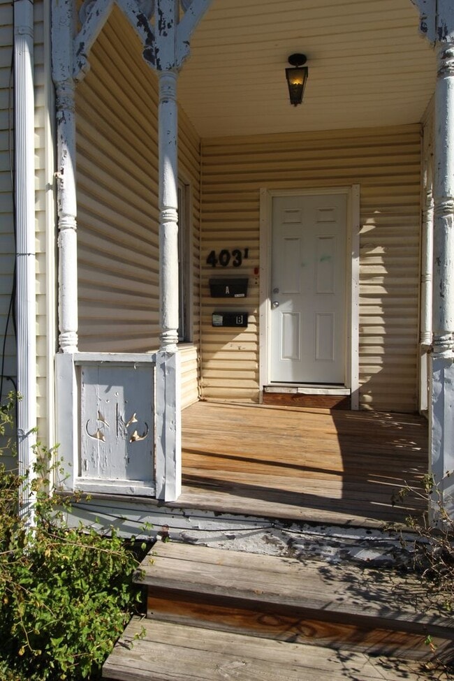 Building Photo - Upstairs Studio Apartment