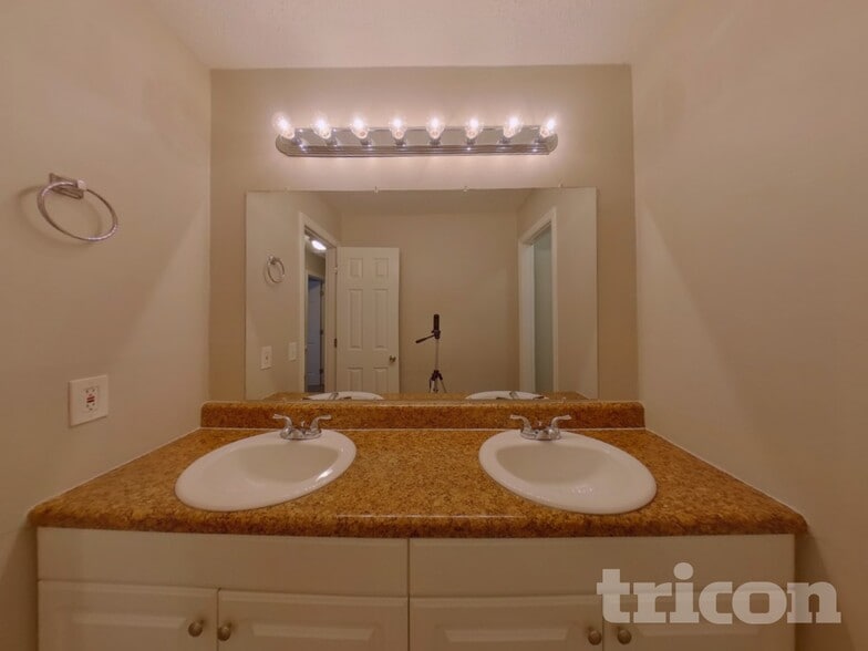 Building Photo - 3959 Notre Dame Pass