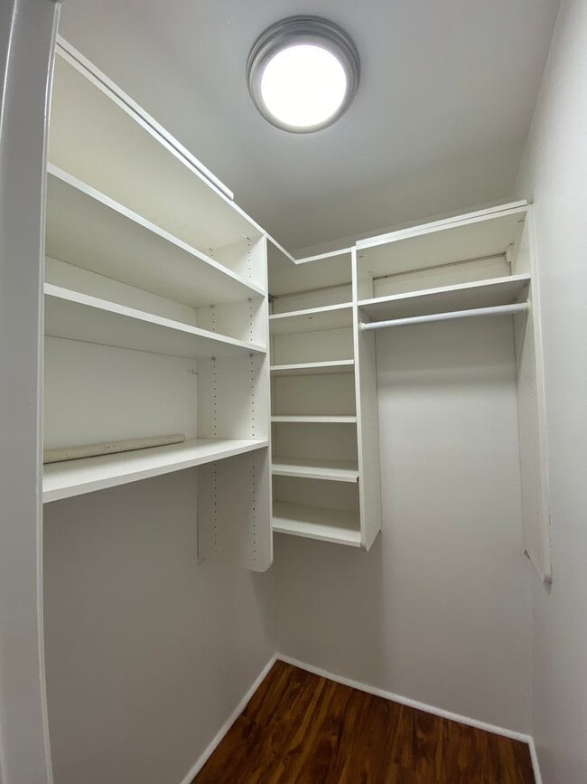 Building Photo - Long Beach: 4 bedroom 3 bath with Spacious...