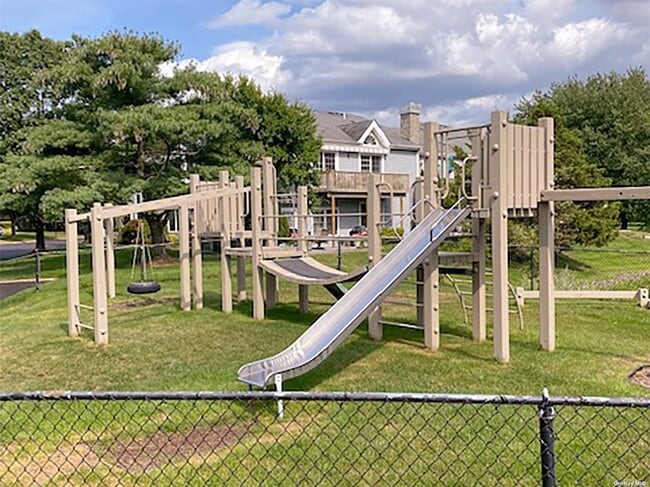 Building Photo - 141 Lakebridge Dr N