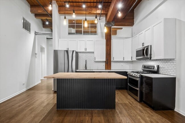 Building Photo - 525 W Superior St