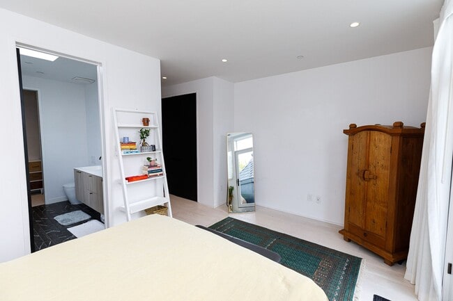 Building Photo - Modern Penthouse in Columbia Heights