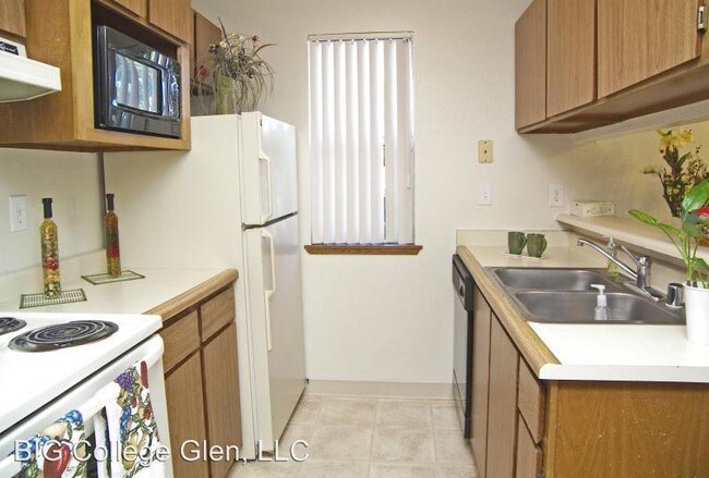 Building Photo - 5415 College Oak Dr