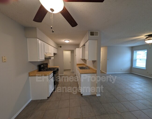 Building Photo - 316 S Ave E