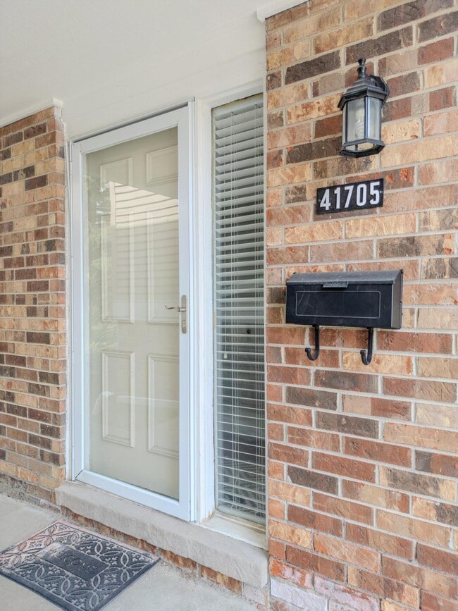 Building Photo - 41705 Broquet Dr