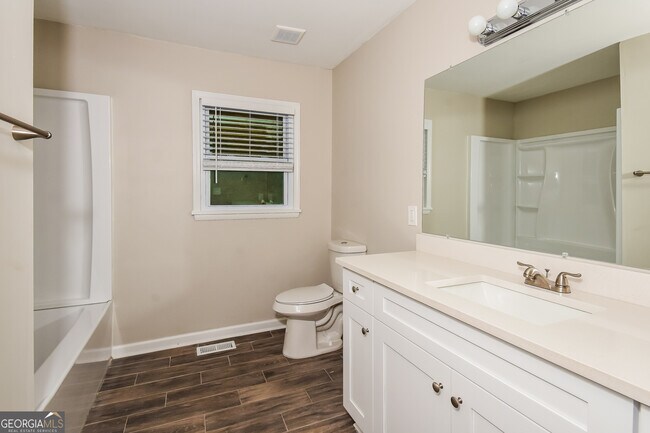 Building Photo - 598 Oakside Dr SW