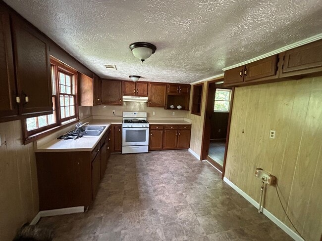 Building Photo - NEWNAN-201 Herring Rd 3 Bedroom 1 Bath