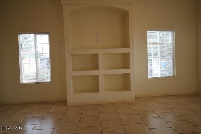 Building Photo - 456 Passmore Rd
