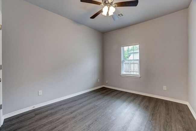 Building Photo - Clean, Crisp, Open Concept 3/2 Near TU