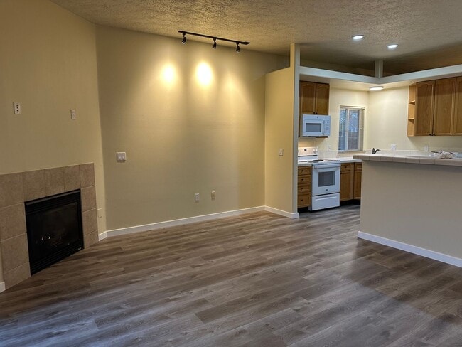 Building Photo - Francis Avenue