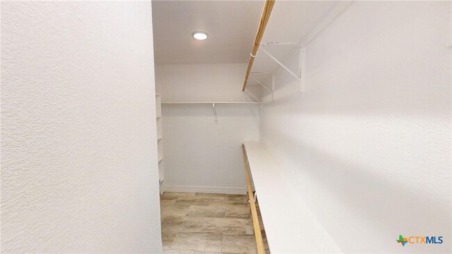 Building Photo - 809 Holliday Dr