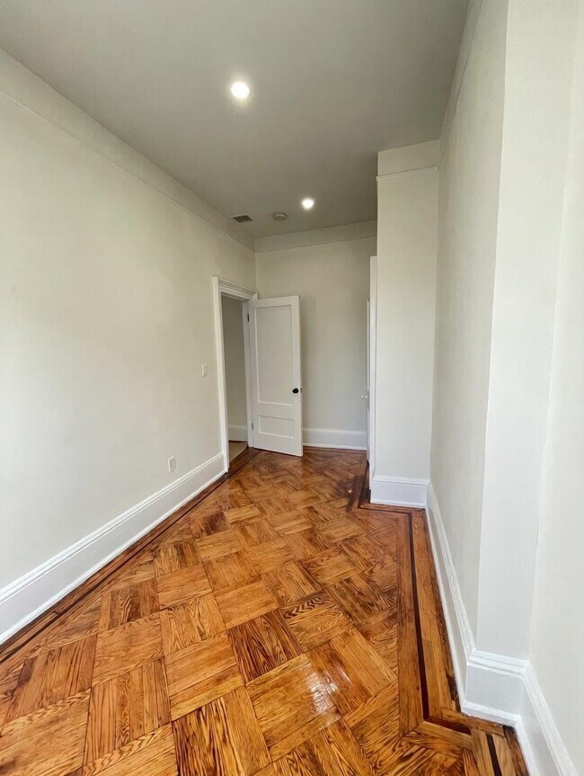 Building Photo - 569 Jersey Ave