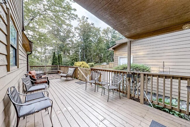 Building Photo - 247 Lakeview Ln