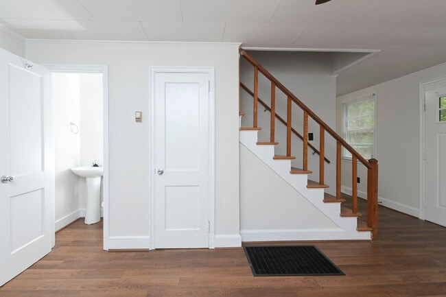 Building Photo - 2 bedroom, 1.5 bath home for rent in the h...